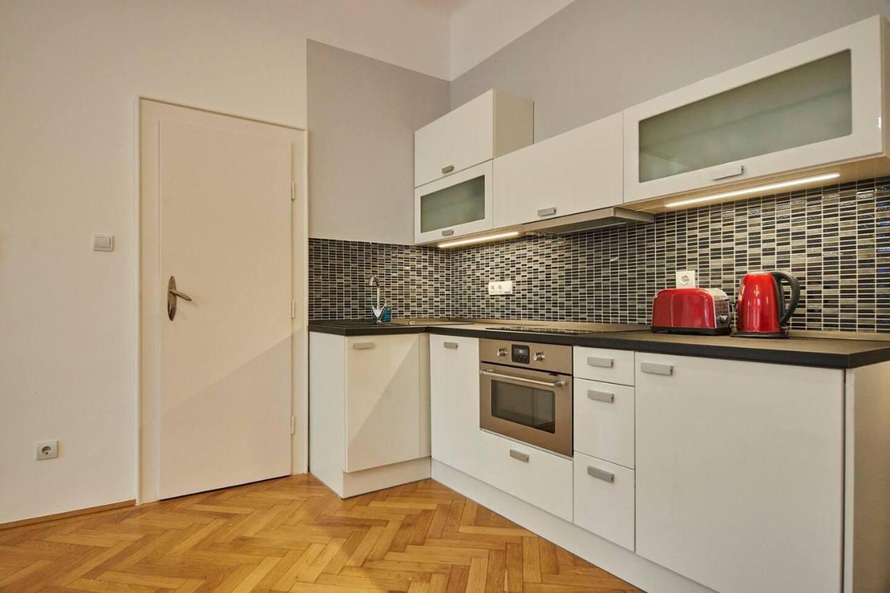 Spacious 1 Bed Basilica - With Balcony * Budapeszt