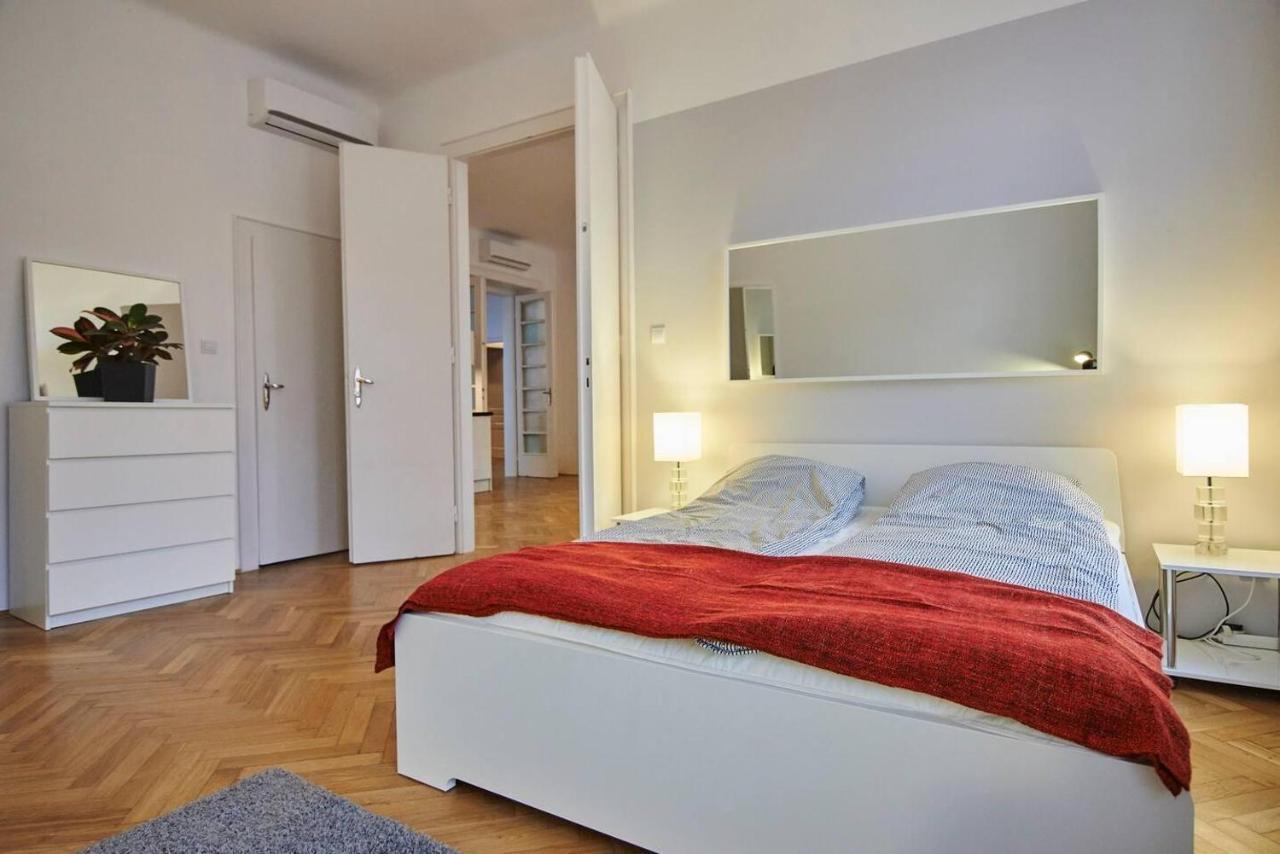 Spacious 1 Bed Basilica - With Balcony Apartament *