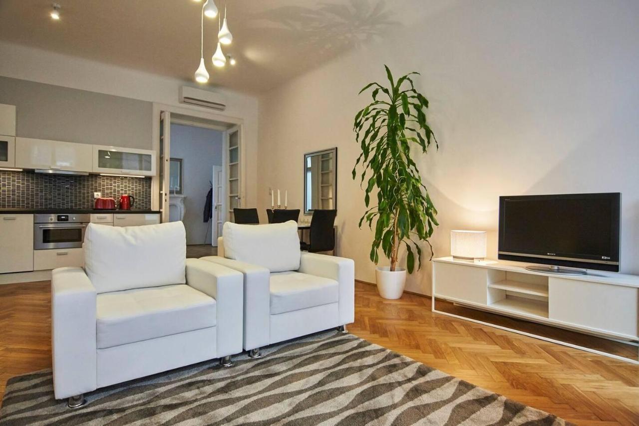 Spacious 1 Bed Basilica - With Balcony Apartamento